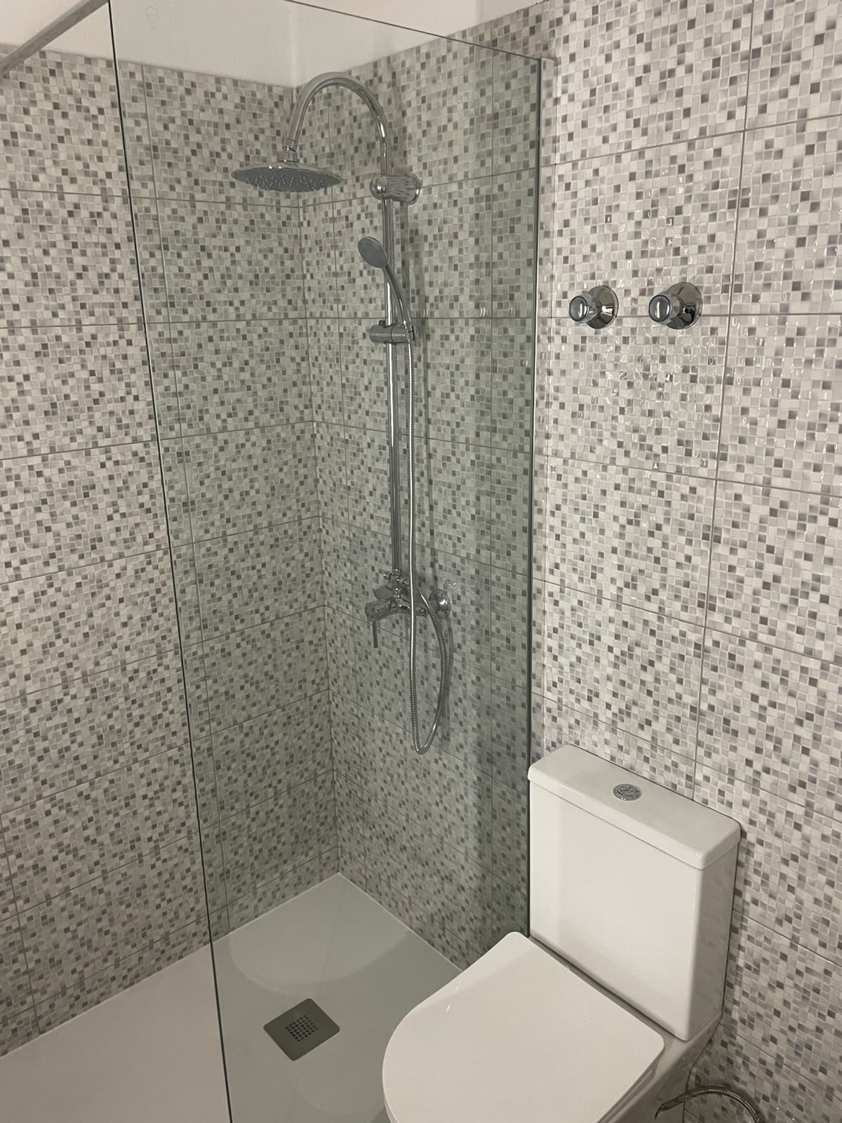 Modern Walk-in Shower — Loulé, Portugal